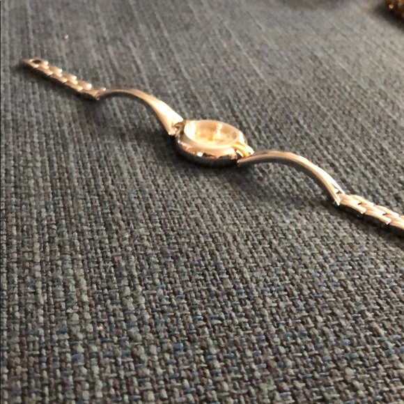 Beautiful Anne Klein II silver watch - Picture 5 of 5